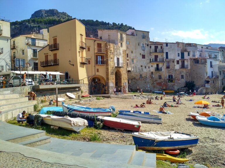 Vista panoramica del borgo marinaro di Noli, con antiche case e mare blu sullo sfondo.