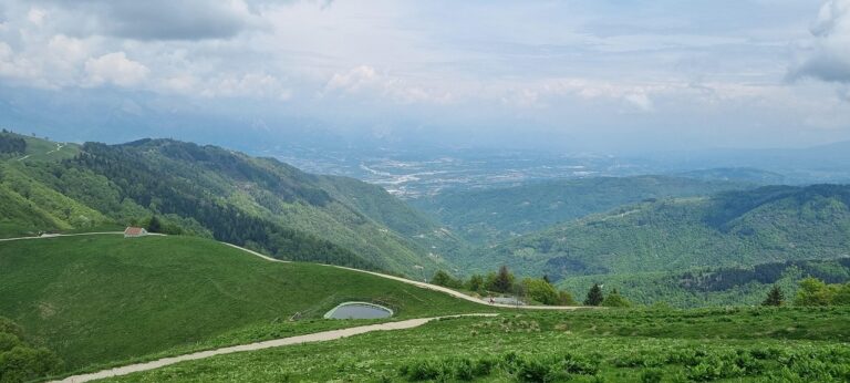Lago a forma di cuore circondato da maestose montagne abruzzesi al tramonto.