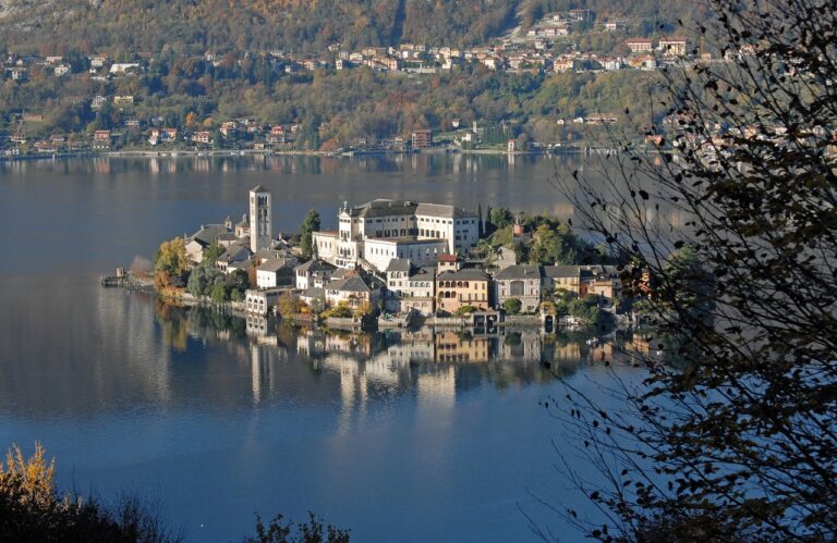 Vista panoramica del borgo di Orta San Giulio e dell'isola del silenzio sul lago d'Orta.