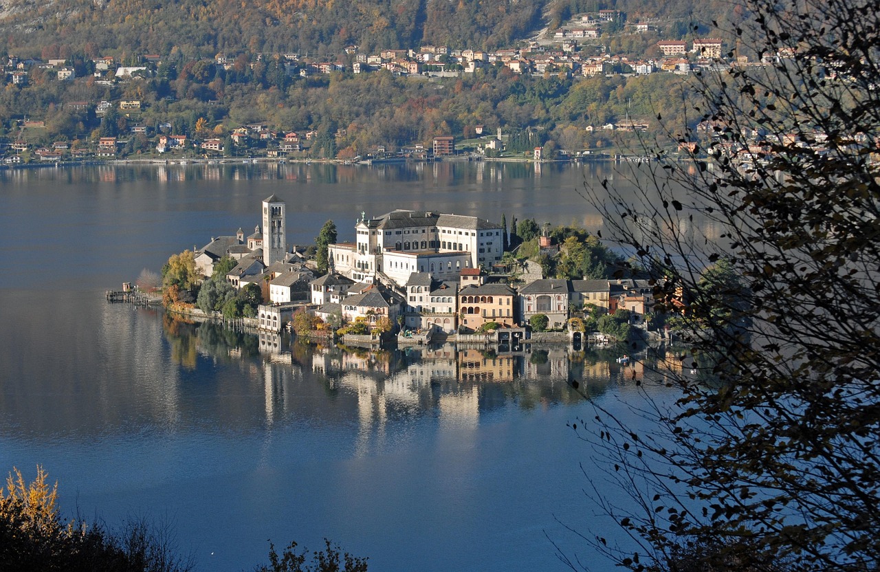 Vista panoramica del borgo di Orta San Giulio e dell'isola del silenzio sul lago d'Orta.