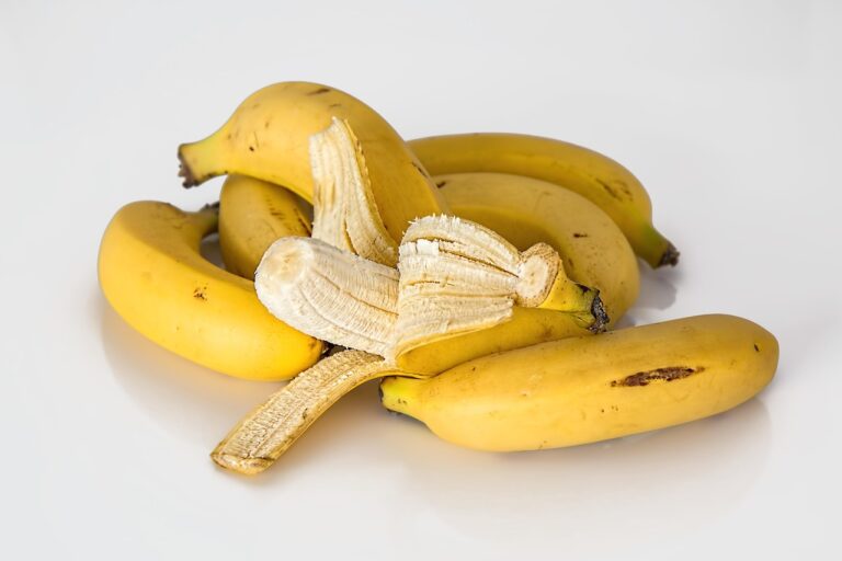 Filamenti di banana freschi, ricchi di nutrienti, su un tavolo di legno.
