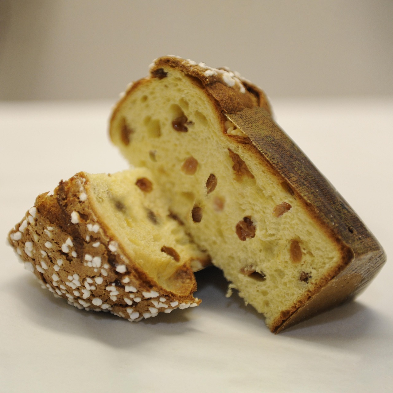 Pettirosso che mangia briciole di panettone su un tavolo, senza canditi né cioccolato.