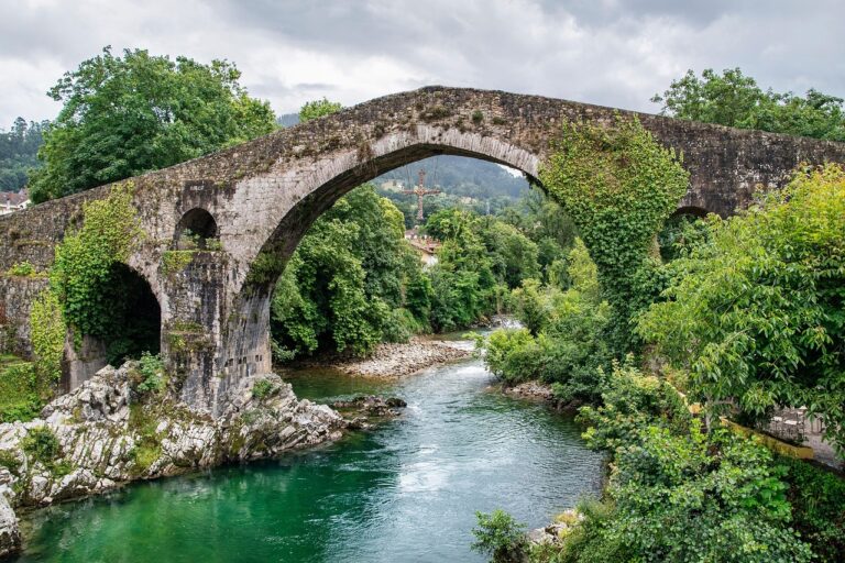 Il Ponte del Diavolo a Lucca, con la sua architettura unica e suggestiva, immerso nella nebbia.