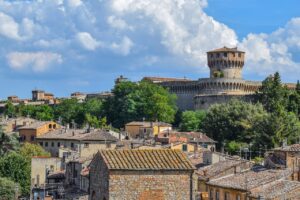 Vista del castello degli Odescalchi sul lago di Bracciano, con divieto di barche a motore.