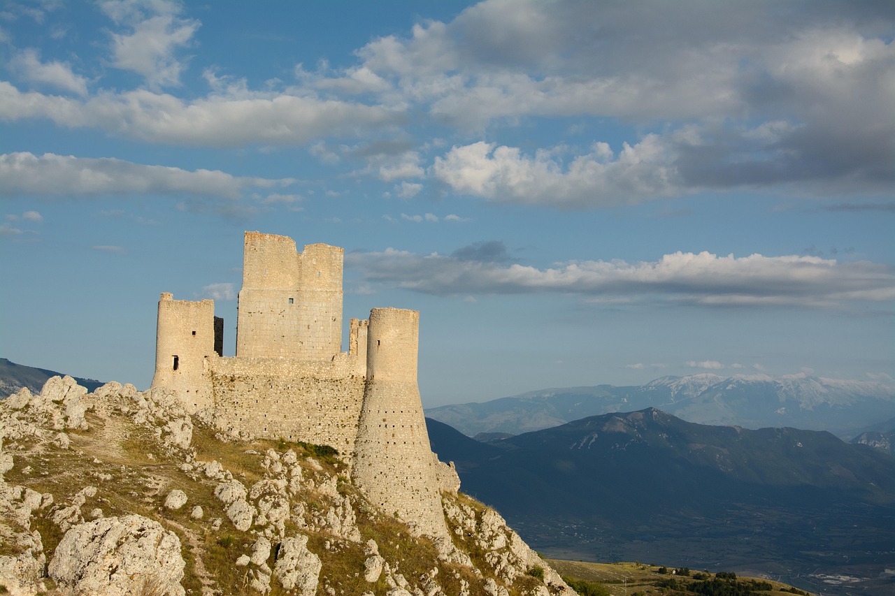 Torri medievali di Pacentro con vista panoramica e il Santuario di Madonna sullo sfondo.