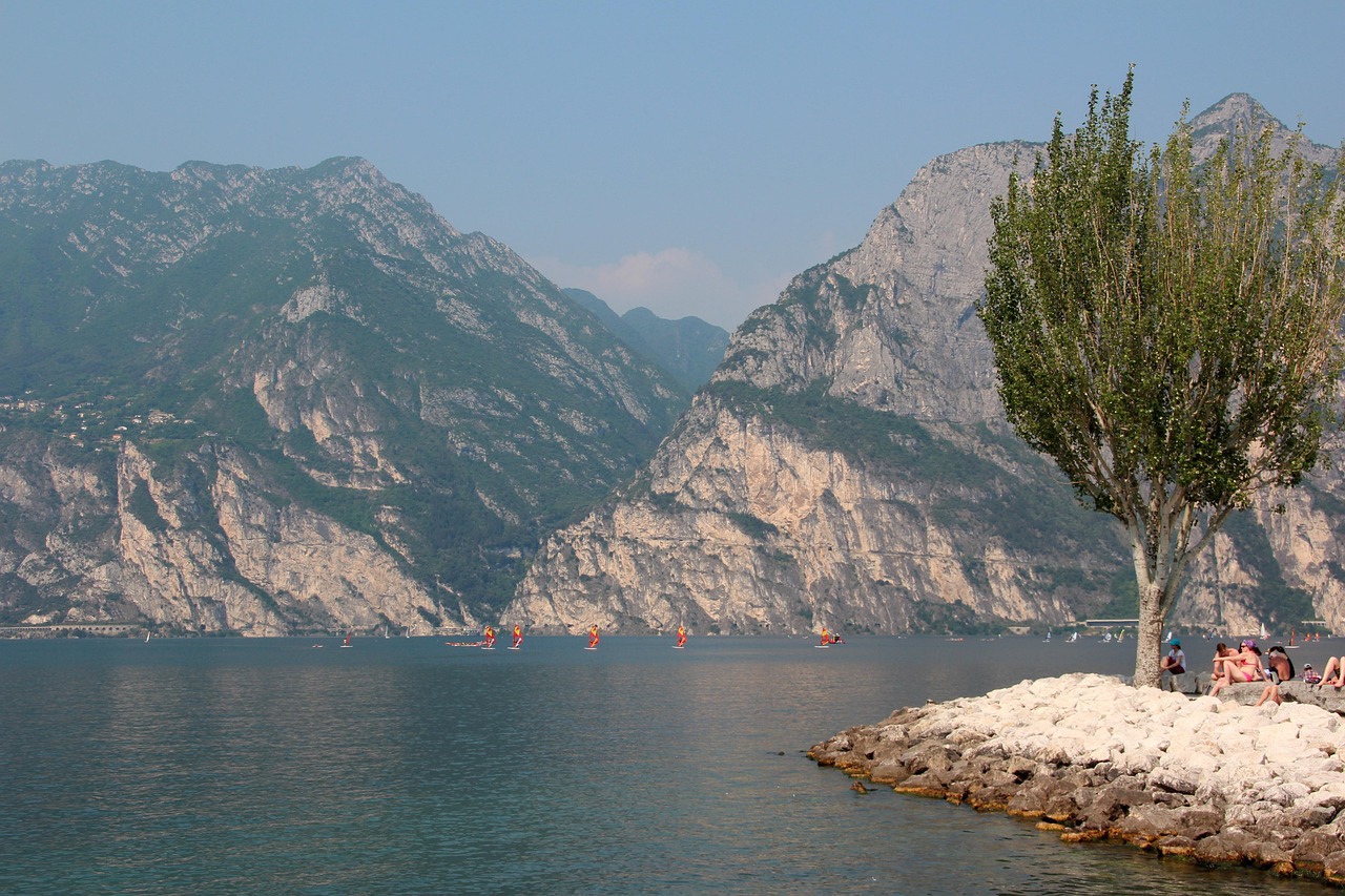 Vista panoramica del lago d'Iseo con Montisola, l'isola lacustre più grande d'Europa senza auto.