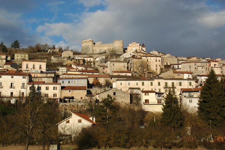 Fortezza di San Leo, luogo di prigionia di Cagliostro, con vista panoramica sulle colline circostanti.