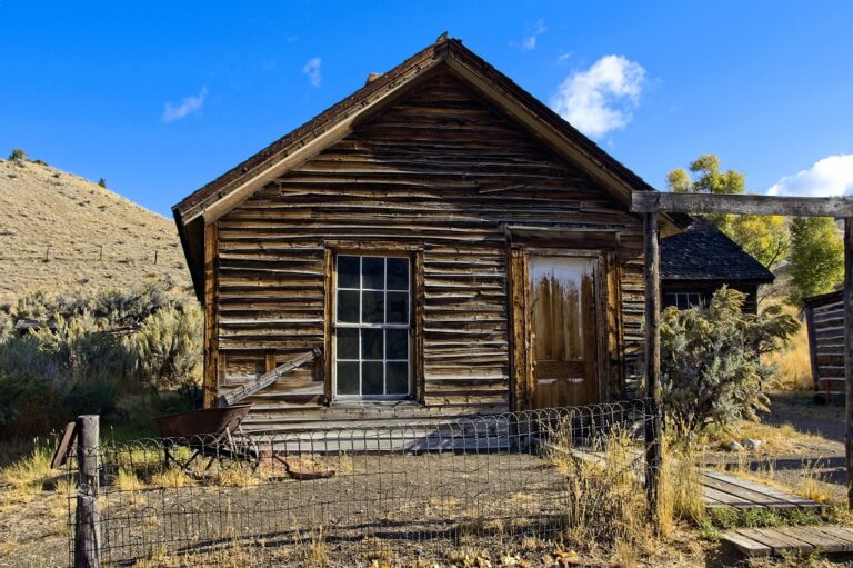 Immagine che illustra il concetto di pignoramento della prima casa, con simboli legali e una casa in sfondo.