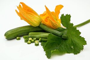 Zucchine trifolate in padella, dorate e croccanti, senza coperchio, pronte per essere servite.