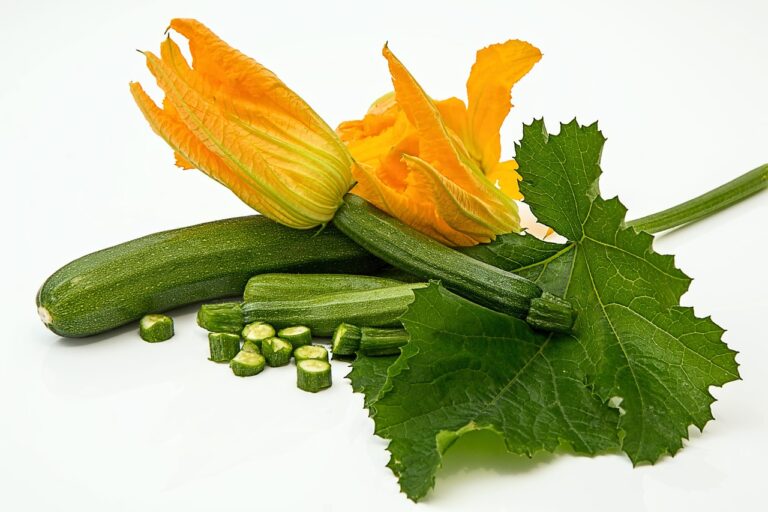 Zucchine trifolate in padella, dorate e croccanti, senza coperchio, pronte per essere servite.