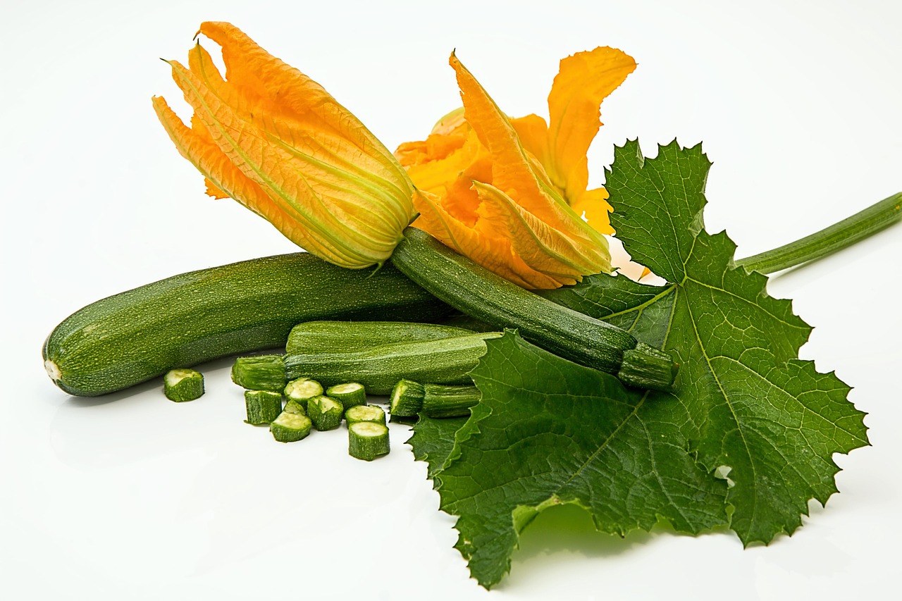 Zucchine trifolate in padella, dorate e croccanti, senza coperchio, pronte per essere servite.