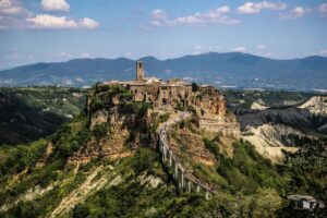 Ponte tibetano più lungo del mondo in Basilicata, vista panoramica per i temerari avventurieri.