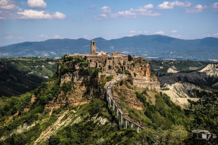 Ponte tibetano più lungo del mondo in Basilicata, vista panoramica per i temerari avventurieri.